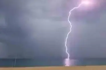 Alanya’da şimşekler geceyi gündüze çevirdi