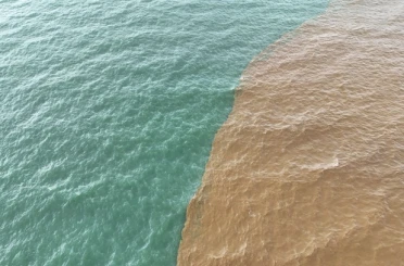 Alanya’da toz taşınımı ve sağanak yağış denizin rengini değiştirdi 