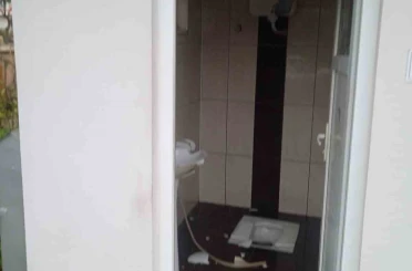 Alanya’da umumi tuvaletin camları ve seramiklerini kırdılar 