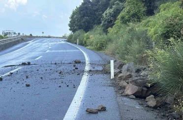Alaplı-Akçakoca yolunda heyelan ulaşımı aksattı 