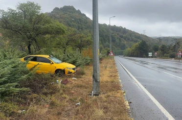Alaplı’da ticari taksi aydınlatma direğine çarptı: 1 yaralı 