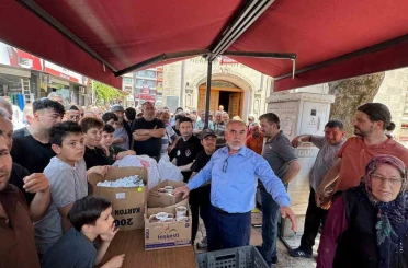 Alaplı’da yüzlerce vatandaşa aşure ikramı 