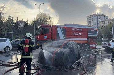 Alev alan elektrikli otomobil yangın battaniyesiyle söndürüldü 