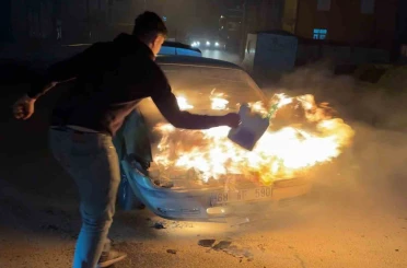 Alev alev yanan araca antifriz döküp söndürmeye çalıştı 