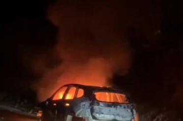 Alev alev yanan otomobil kullanılamaz hale geldi 