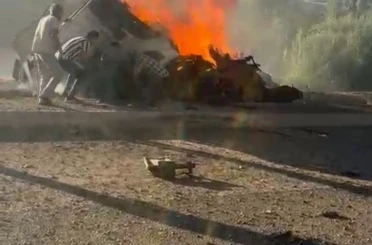 Alev alev yanan tırın sürücüsünü vatandaşlar böyle kurtardı 