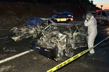 Alev topuna dönen otomobillerden geriye demir yığınları kaldı 