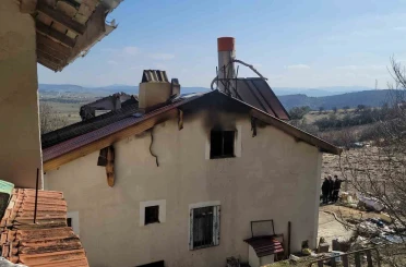 Alevlere çatıdan müdahale etmek isterken yaşamını yitirdi 