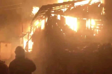 Alevlere teslim olan 3 ev küle döndü 