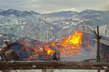 Alevlere teslim olan ahşap ev tamamen yandı 