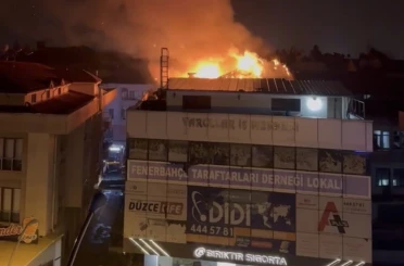 Alevlere teslim olan çatı güçlükle söndürüldü 