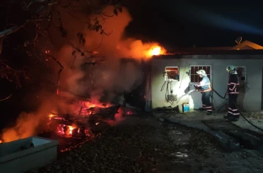 Alevlere teslim olan ev kullanılamaz hale geldi 