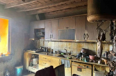 Alevlere teslim olan ev kullanılmaz hale geldi 