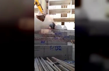 Alevlere teslim olan kepçeye kumlu müdahale 