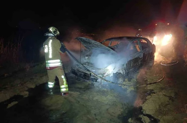 Alevlere teslim olan otomobil kullanılmaz hale geldi 