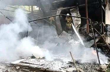 Alevlere teslim olan prefabrik yapı kullanılmaz hale geldi