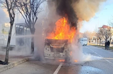 Alevlerin bir anda sardığı minibüsteki yangın paniğe neden oldu 