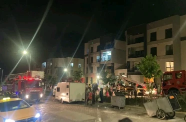 Alevlerin yükseldiği apartman dairesinde dumandan etkilenen 3 kişiyi itfaiye kurtardı 