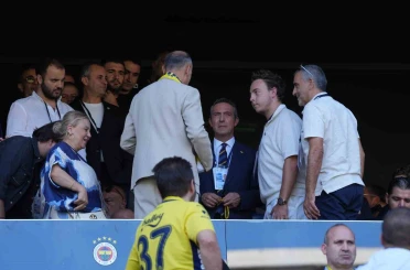 Ali Koç saha kenarından geçerken Sadettin Saran lehine tezahüratlar yapıldı 