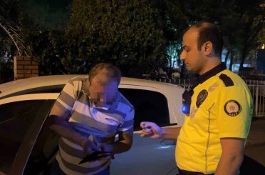 Alkol denetimini görünce aracı park etti, "Sigara almaya geldim" dedi 