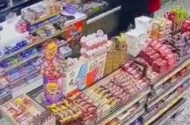 Alkollü müşteri, akaryakıt istasyonu çalışanını böyle darbetti 