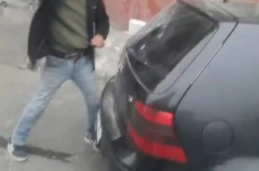 Alkollü şahıs hakaretler yağdırdığı esnafın aracına zarar verdi