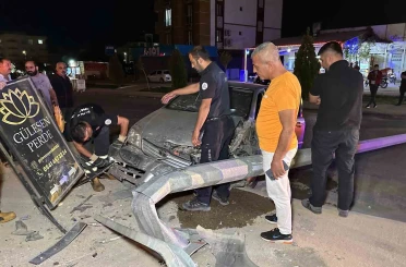 Alkollü sürücü aydınlatma direğini devirip refüje çıktı 