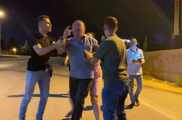 Alkollü sürücü gazeteciye mermer taşı fırlattı 