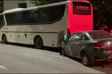 Alkollü sürücü önce duvara sonra otobüse çarptı: 2 ağır yaralı 