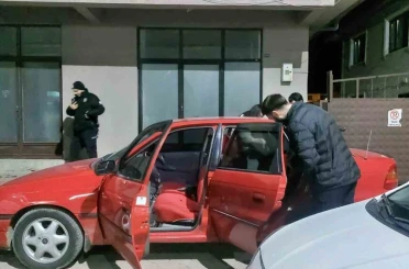 Alkollü sürücü polis uygulamasını görünce otomobili kaldırıma çekti: Üzerinden ve araçtan uyuşturucu çıktı 