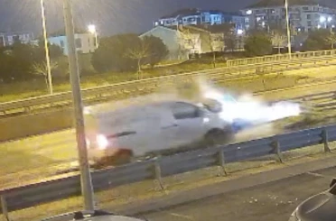Alkollü sürücünün kullandığı araç bariyere ok gibi saplandı... O anlar kamerada 
