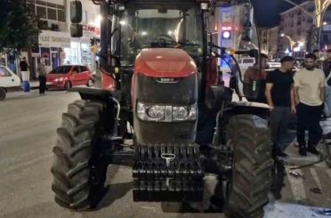 Alkollü traktör sürücüsü 3 araca çarparak durabildi: O anlar kamerada 