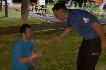 Alkolün etkisiyle parkta sızdı, kendisini uyandıran polise "Türk polisi şerefimizdir, elini öpebilir miyim" dedi 