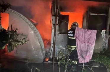 Altınözü’nde konteyner ve çadır yandı 