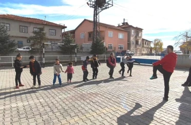 Altıntaş Zafer İlkokulu’nda özel öğrencilerin sabah sporu coşkusu 