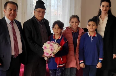 Altıntaş’ta miniklerden emekli öğretmenlere anlamlı ziyaret 