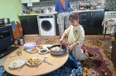 Altıntaş’ta öğrenciler evlerinde aileleriyle birlikte iftar sofrası kurdu 