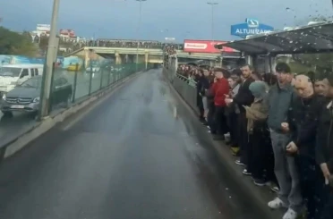 Altunizade’deki metrobüs kuyruğunda yolcular yağmur altında ıslandı 