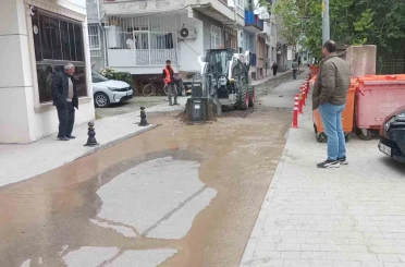 Altyapı çalışmasında ana su hattı patladı 