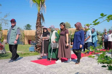 Alzheimer hastalarına terapi gibi etkinlik 