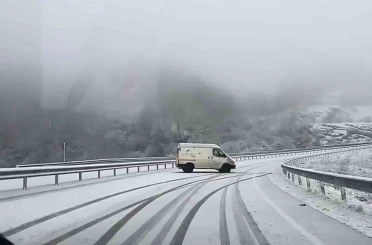 Amasra’da kar yağışı sürücülere zor anlar yaşattı 