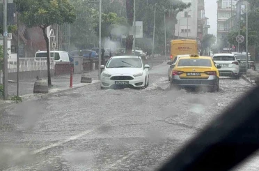 Amasra’da sağanak alarmı: Cadde ve sokaklar göle döndü 