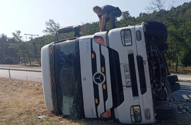 Amasya’da elektronik eşya yüklü tır devrildi 