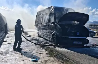 Amasya’da hırdavat malzemesi yüklü kamyonette yangın çıktı
