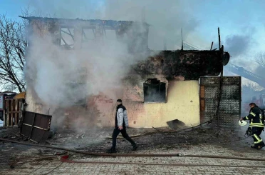Amasya’da iki katlı ev çıkan yangında kullanılamaz hale geldi 
