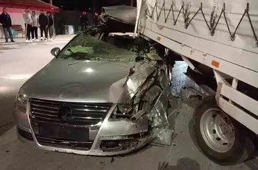 Amasya’da kamyonete çarpan otomobil hurdaya döndü: 1 yaralı