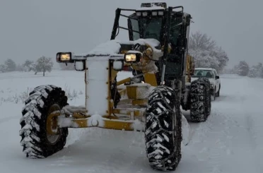 Amasya’da kardan kapalı köy yolu kalmadı: 180 köy yolu ulaşıma açıldı 