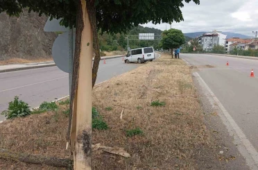 Amasya’da minibüs refüjdeki ağaç ve direğe çarptı: 4 yaralı 
