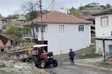 Amasya’da pancar yüklü traktör römorku devrildi, kaza anı kamerada 