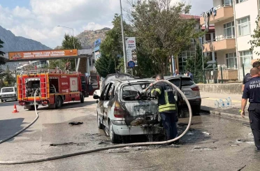 Amasya’da seyir halindeki otomobil alev alev yandı 